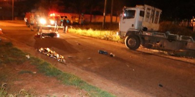 Jovem morre após bater moto na traseira de caminhão toreiro estacionado, em Espigão do Oeste Jovem morre após bater moto na traseira de caminhão toreiro estacionado, em Espigão do Oeste