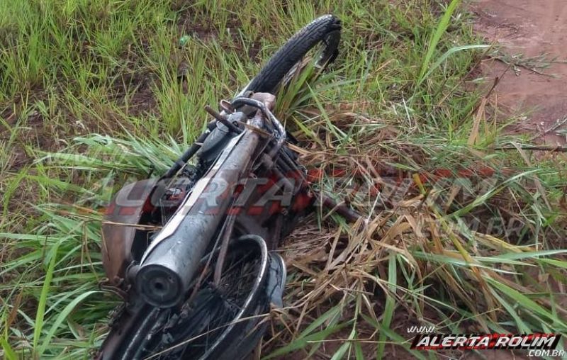 Rolim de Moura – Após denúncia, PM localiza motocicleta furtada totalmente queimada Rolim de Moura – Após denúncia, PM localiza motocicleta furtada totalmente queimada