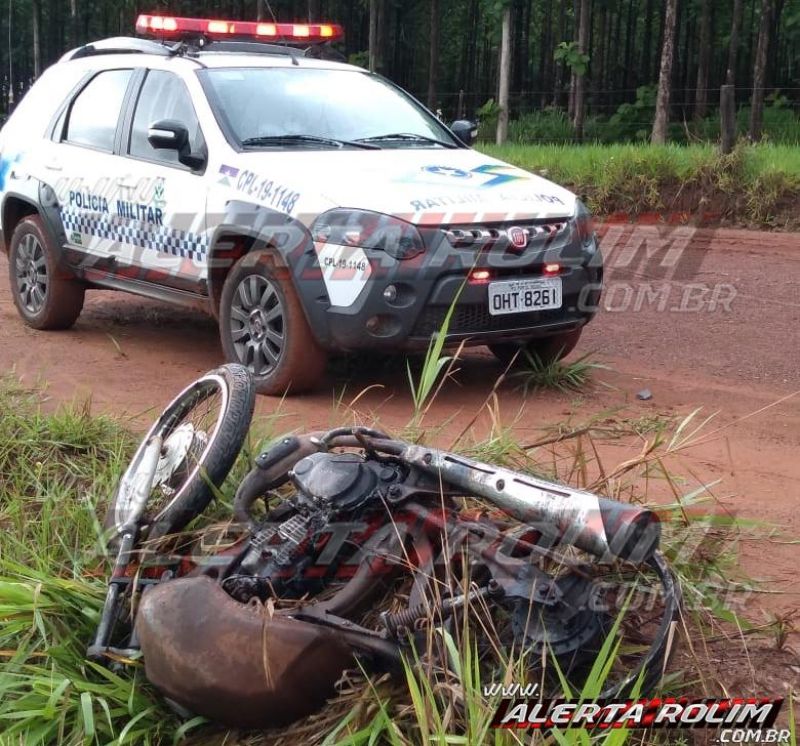 Rolim de Moura – Após denúncia, PM localiza motocicleta furtada totalmente queimada Rolim de Moura – Após denúncia, PM localiza motocicleta furtada totalmente queimada