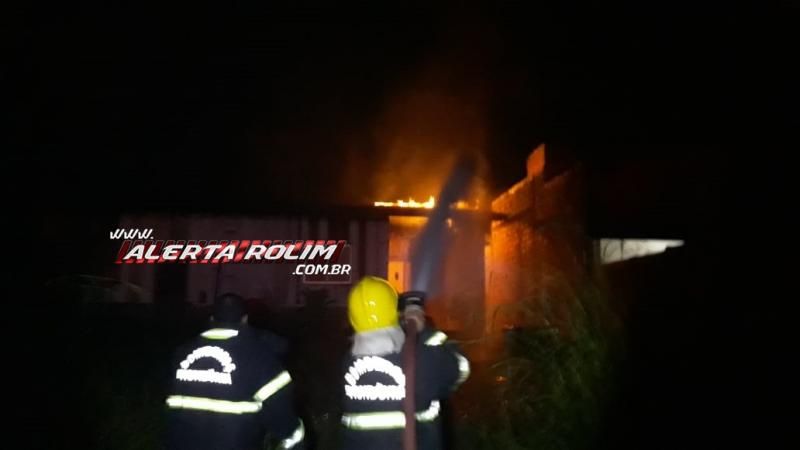 Rolim de Moura – Bombeiros atuam em incêndio em residência no Bairro Centenário ; Assista ao vídeo Rolim de Moura – Bombeiros atuam em incêndio em residência no Bairro Centenário ; Assista ao vídeo