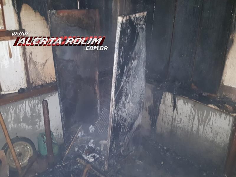 Rolim de Moura – Bombeiros atuam em incêndio em residência no Bairro Centenário ; Assista ao vídeo Rolim de Moura – Bombeiros atuam em incêndio em residência no Bairro Centenário ; Assista ao vídeo