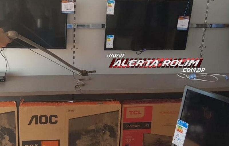 Rolim de Moura – Bombeiros capturam cobra dentro da loja Gazin do Bairro Cidade Alta; Assista ao vídeo Rolim de Moura – Bombeiros capturam cobra dentro da loja Gazin do Bairro Cidade Alta; Assista ao vídeo