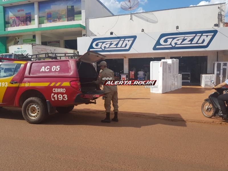 Rolim de Moura – Bombeiros capturam cobra dentro da loja Gazin do Bairro Cidade Alta; Assista ao vídeo Rolim de Moura – Bombeiros capturam cobra dentro da loja Gazin do Bairro Cidade Alta; Assista ao vídeo