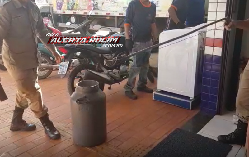 Rolim de Moura – Bombeiros capturam cobra dentro da loja Gazin do Bairro Cidade Alta; Assista ao vídeo