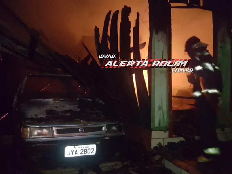Rolim de Moura – Urgente – Casa e carro são destruídos por incêndio no Bairro Nova Morada Rolim de Moura – Urgente – Casa e carro são destruídos por incêndio no Bairro Nova Morada
