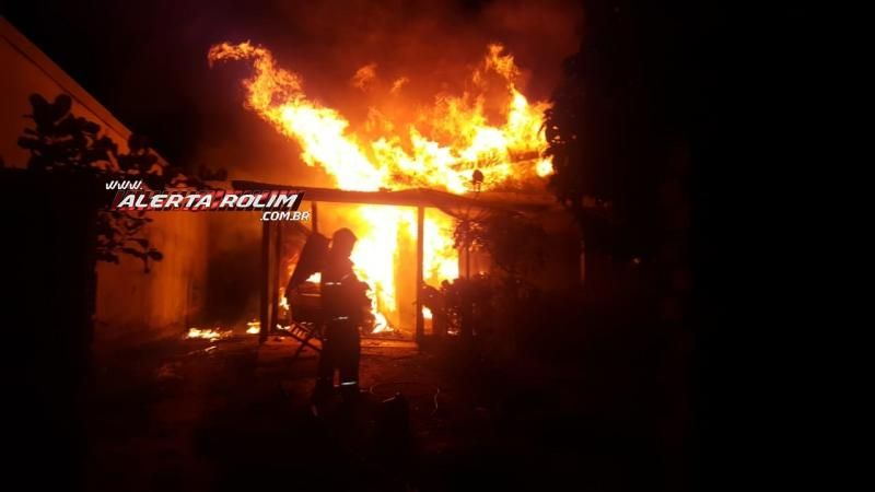 Rolim de Moura – Urgente – Casa e carro são destruídos por incêndio no Bairro Nova Morada Rolim de Moura – Urgente – Casa e carro são destruídos por incêndio no Bairro Nova Morada