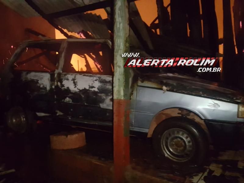Rolim de Moura – Urgente – Casa e carro são destruídos por incêndio no Bairro Nova Morada Rolim de Moura – Urgente – Casa e carro são destruídos por incêndio no Bairro Nova Morada