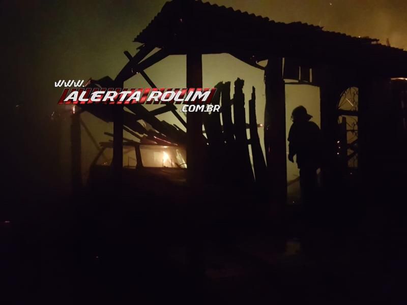 Rolim de Moura – Urgente – Casa e carro são destruídos por incêndio no Bairro Nova Morada Rolim de Moura – Urgente – Casa e carro são destruídos por incêndio no Bairro Nova Morada