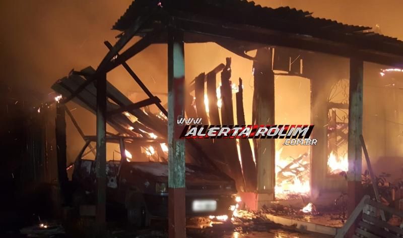 Rolim de Moura – Urgente – Casa e carro são destruídos por incêndio no Bairro Nova Morada Rolim de Moura – Urgente – Casa e carro são destruídos por incêndio no Bairro Nova Morada