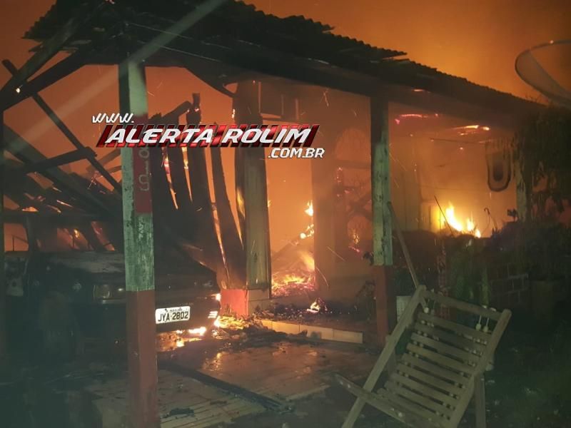Rolim de Moura – Urgente – Casa e carro são destruídos por incêndio no Bairro Nova Morada Rolim de Moura – Urgente – Casa e carro são destruídos por incêndio no Bairro Nova Morada