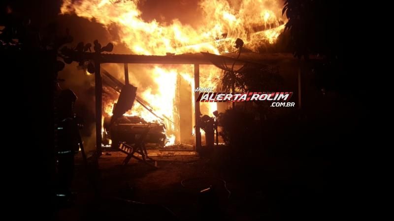 Rolim de Moura – Urgente – Casa e carro são destruídos por incêndio no Bairro Nova Morada Rolim de Moura – Urgente – Casa e carro são destruídos por incêndio no Bairro Nova Morada