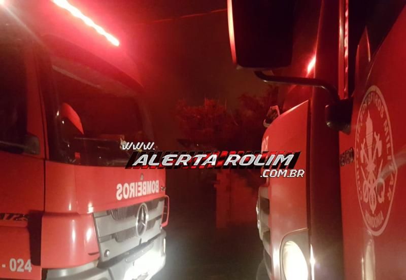 Rolim de Moura – Urgente – Casa e carro são destruídos por incêndio no Bairro Nova Morada Rolim de Moura – Urgente – Casa e carro são destruídos por incêndio no Bairro Nova Morada