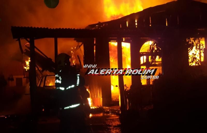 Rolim de Moura – Urgente – Casa e carro são destruídos por incêndio no Bairro Nova Morada Rolim de Moura – Urgente – Casa e carro são destruídos por incêndio no Bairro Nova Morada
