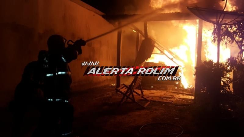 Rolim de Moura – Urgente – Casa e carro são destruídos por incêndio no Bairro Nova Morada Rolim de Moura – Urgente – Casa e carro são destruídos por incêndio no Bairro Nova Morada