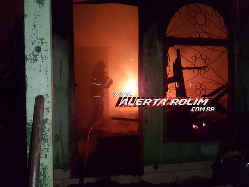 Rolim de Moura – Urgente – Casa e carro são destruídos por incêndio no Bairro Nova Morada Rolim de Moura – Urgente – Casa e carro são destruídos por incêndio no Bairro Nova Morada