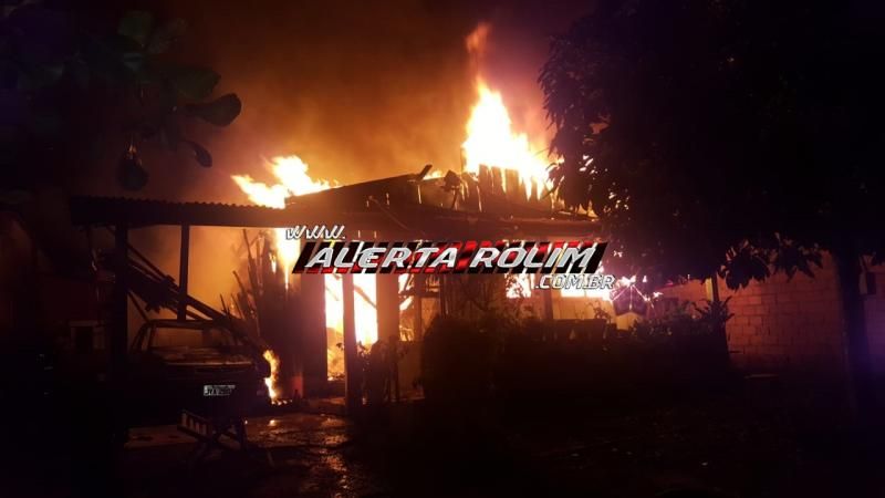 Rolim de Moura – Urgente – Casa e carro são destruídos por incêndio no Bairro Nova Morada Rolim de Moura – Urgente – Casa e carro são destruídos por incêndio no Bairro Nova Morada