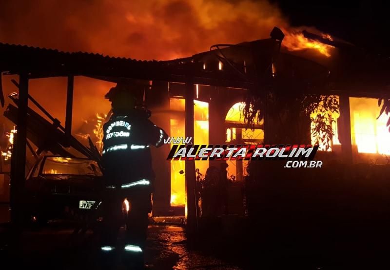Rolim de Moura – Urgente – Casa e carro são destruídos por incêndio no Bairro Nova Morada Rolim de Moura – Urgente – Casa e carro são destruídos por incêndio no Bairro Nova Morada