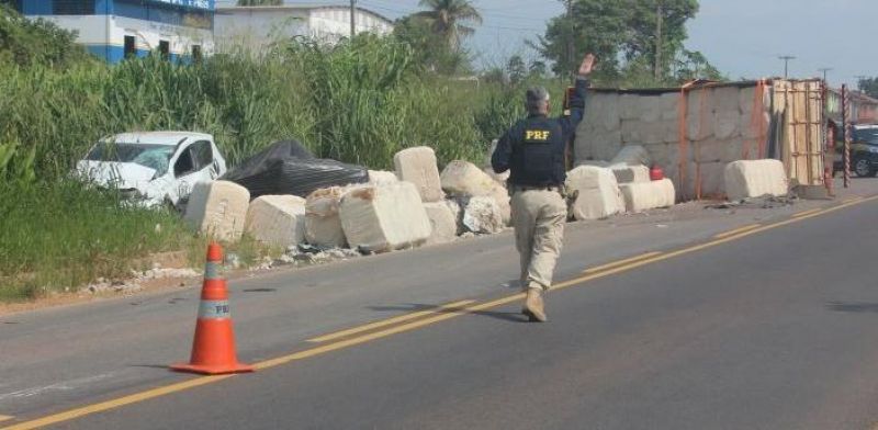 Vagão de carreta se solta e atinge veículo de passeio na BR-364, em Presidente Médici Vagão de carreta se solta e atinge veículo de passeio na BR-364, em Presidente Médici