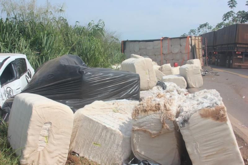 Vagão de carreta se solta e atinge veículo de passeio na BR-364, em Presidente Médici Vagão de carreta se solta e atinge veículo de passeio na BR-364, em Presidente Médici