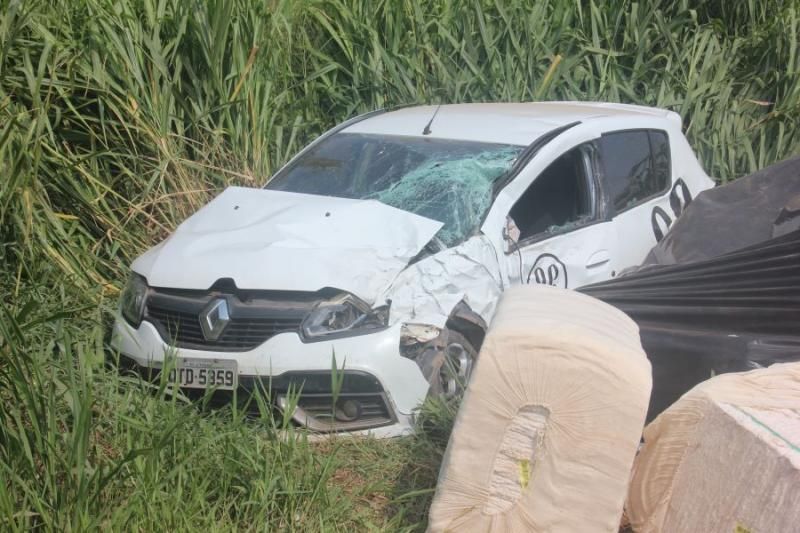 Vagão de carreta se solta e atinge veículo de passeio na BR-364, em Presidente Médici Vagão de carreta se solta e atinge veículo de passeio na BR-364, em Presidente Médici