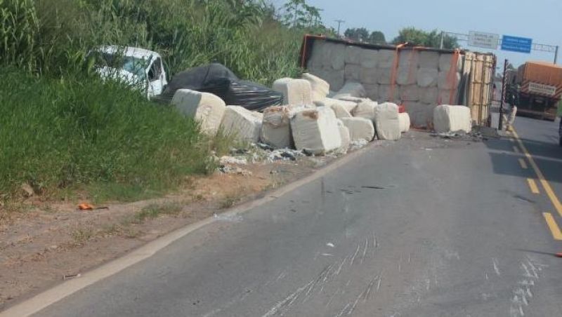 Vagão de carreta se solta e atinge veículo de passeio na BR-364, em Presidente Médici Vagão de carreta se solta e atinge veículo de passeio na BR-364, em Presidente Médici