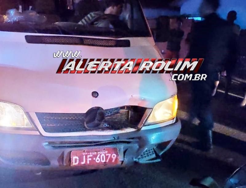 Rolim de Moura – Colisão frontal entre moto e Van resulta em uma pessoa ferida no Jatobá II – Vídeo Rolim de Moura – Colisão frontal entre moto e Van resulta em uma pessoa ferida no Jatobá II – Vídeo