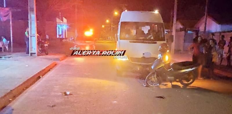 Rolim de Moura – Colisão frontal entre moto e Van resulta em uma pessoa ferida no Jatobá II – Vídeo Rolim de Moura – Colisão frontal entre moto e Van resulta em uma pessoa ferida no Jatobá II – Vídeo