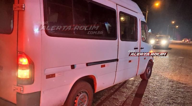 Rolim de Moura – Colisão frontal entre moto e Van resulta em uma pessoa ferida no Jatobá II – Vídeo Rolim de Moura – Colisão frontal entre moto e Van resulta em uma pessoa ferida no Jatobá II – Vídeo