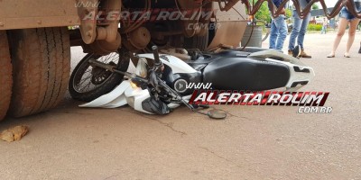 Rolim de Moura – Moto vai parar embaixo de caminhão boiadeiro após colisão no Centro da cidade; O condutor da moto foi socorrido pelos bombeiros  - Vídeo