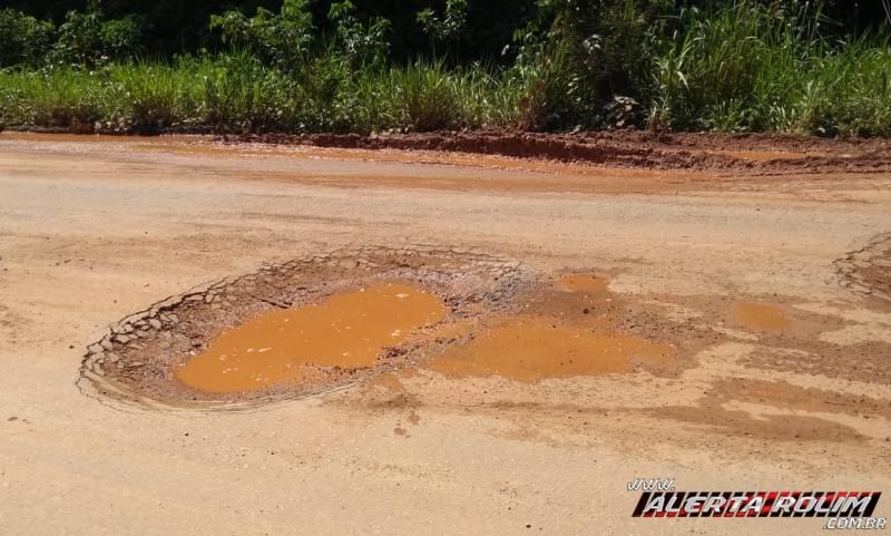Alerta de risco de acidentes na RO-010, próximo à Linha 138 devido a grandes buracos na pista Alerta de risco de acidentes na RO-010, próximo à Linha 138 devido a grandes buracos na pista