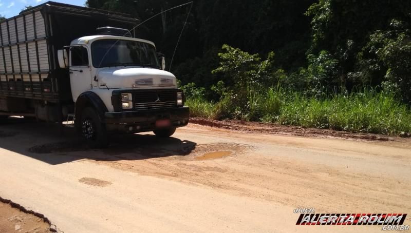 Alerta de risco de acidentes na RO-010, próximo à Linha 138 devido a grandes buracos na pista Alerta de risco de acidentes na RO-010, próximo à Linha 138 devido a grandes buracos na pista