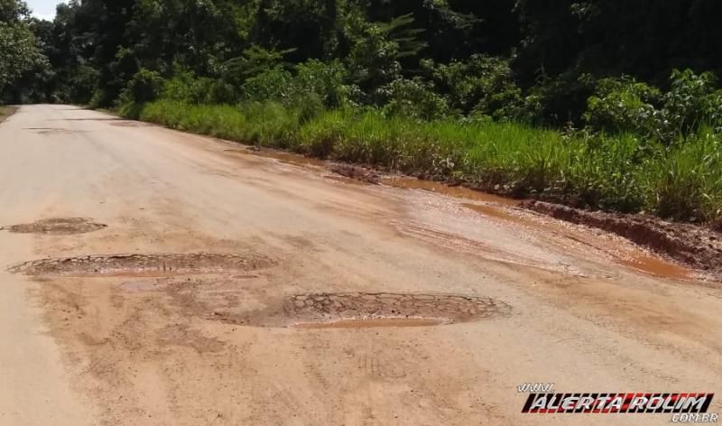 Alerta de risco de acidentes na RO-010, próximo à Linha 138 devido a grandes buracos na pista Alerta de risco de acidentes na RO-010, próximo à Linha 138 devido a grandes buracos na pista