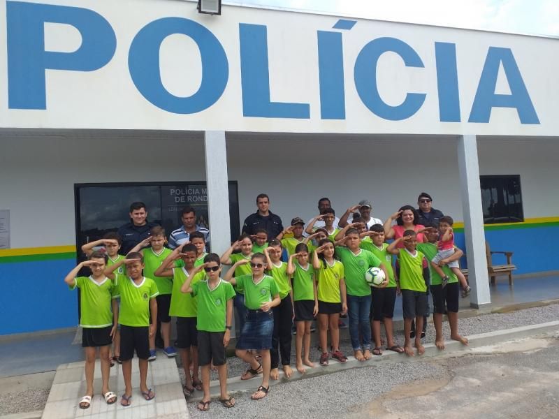 Alunos fazem visita ao Quartel da Polícia Militar em Santa Luzia Alunos fazem visita ao Quartel da Polícia Militar em Santa Luzia