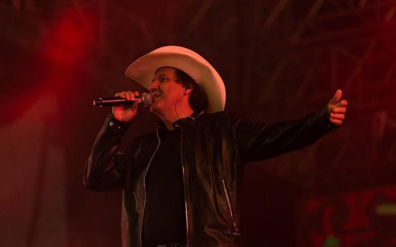 Cantor sertanejo Juliano Cezar morre depois de infarto durante show em Uniflor, no norte do Paraná - Vídeo Cantor sertanejo Juliano Cezar morre depois de infarto durante show em Uniflor, no norte do Paraná - Vídeo