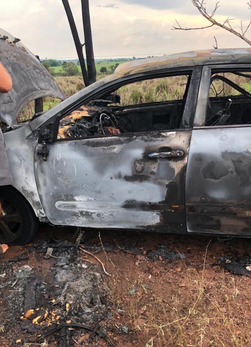 Carro pega fogo enquanto trafegava pela RO-383, em Cacoal - Assista ao vídeo Carro pega fogo enquanto trafegava pela RO-383, em Cacoal - Assista ao vídeo