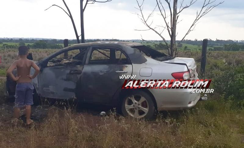 Carro pega fogo enquanto trafegava pela RO-383, em Cacoal - Assista ao vídeo Carro pega fogo enquanto trafegava pela RO-383, em Cacoal - Assista ao vídeo