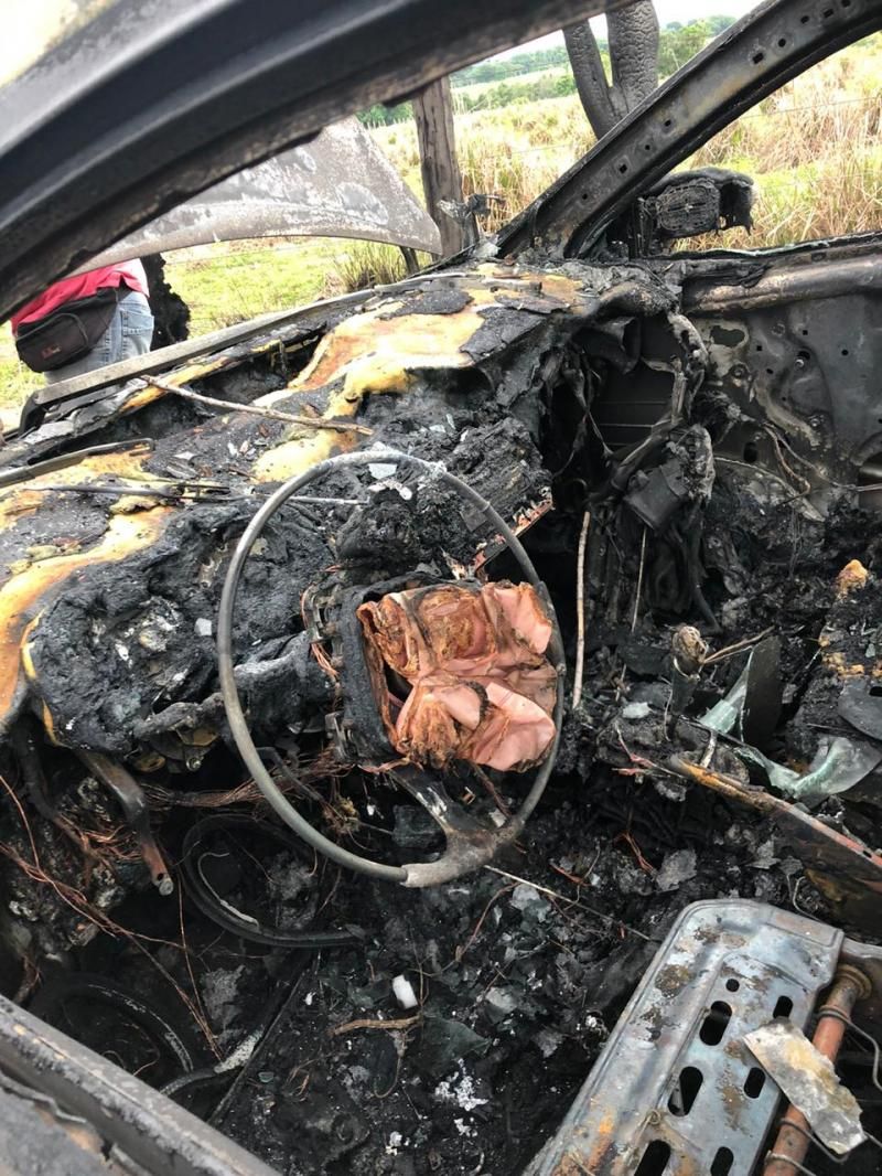 Carro pega fogo enquanto trafegava pela RO-383, em Cacoal - Assista ao vídeo Carro pega fogo enquanto trafegava pela RO-383, em Cacoal - Assista ao vídeo