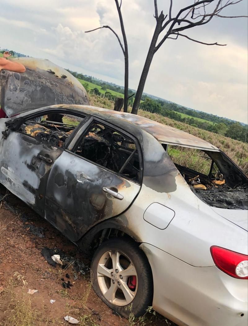 Carro pega fogo enquanto trafegava pela RO-383, em Cacoal - Assista ao vídeo Carro pega fogo enquanto trafegava pela RO-383, em Cacoal - Assista ao vídeo
