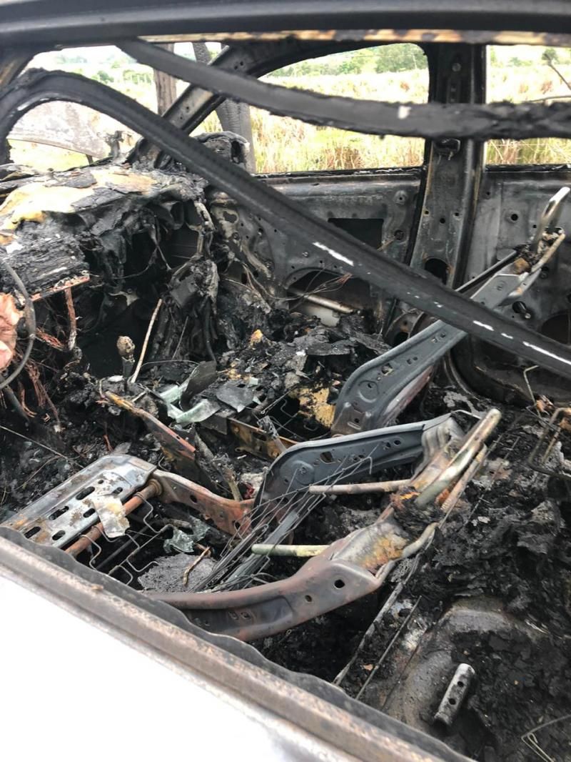 Carro pega fogo enquanto trafegava pela RO-383, em Cacoal - Assista ao vídeo Carro pega fogo enquanto trafegava pela RO-383, em Cacoal - Assista ao vídeo
