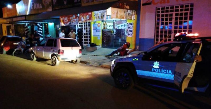 Homem é morto a tiros em mesa de bar na Avenida Paraná, em Vilhena  Homem é morto a tiros em mesa de bar na Avenida Paraná, em Vilhena