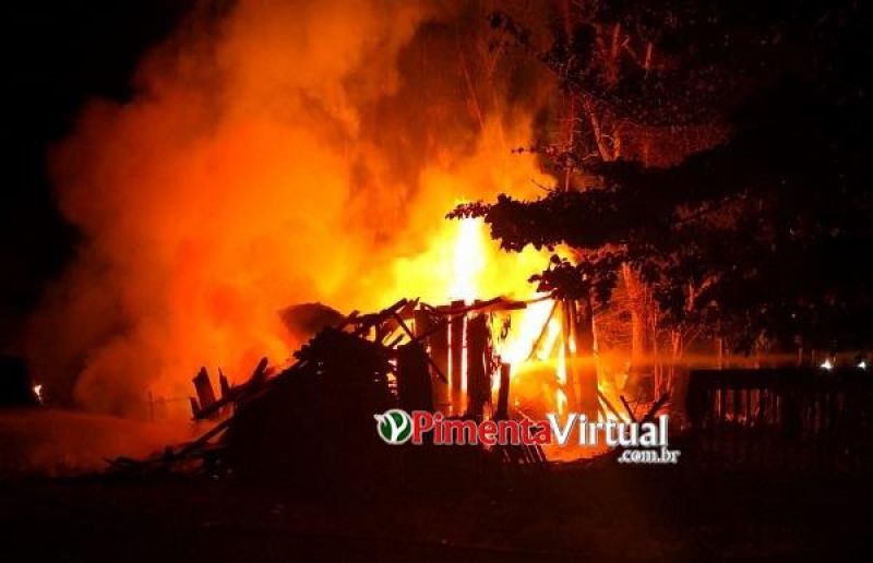 Homem morre carbonizado em incêndio na própria residência, em Pimenta Bueno Homem morre carbonizado em incêndio na própria residência, em Pimenta Bueno