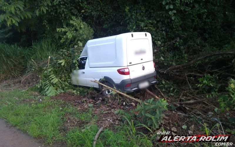 Nova Brasilândia – Durante acidente na RO-010, galho de árvore atravessa para-brisa de carro e atinge condutor
