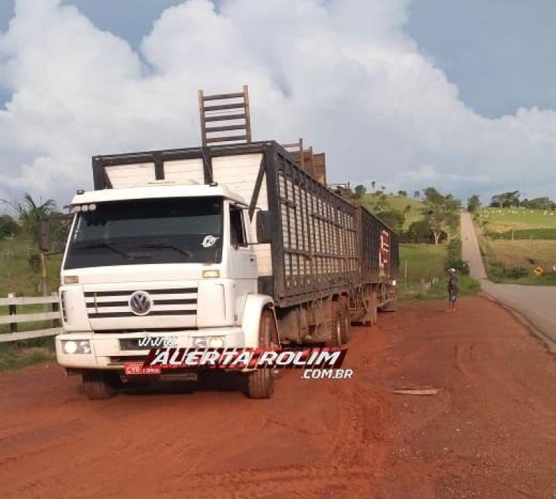 Nova Brasilândia – PM é acionada para averiguar situação de maus-tratos e encontra animais mortos e outros debilitados em caminhões boiadeiros Nova Brasilândia – PM é acionada para averiguar situação de maus-tratos e encontra animais mortos e outros debilitados em caminhões boiadeiros