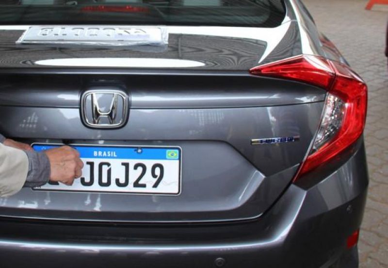 Placa do Mercosul já é obrigatória em Rondônia e custa R$ 270 para carros na capital Placa do Mercosul já é obrigatória em Rondônia e custa R$ 270 para carros na capital