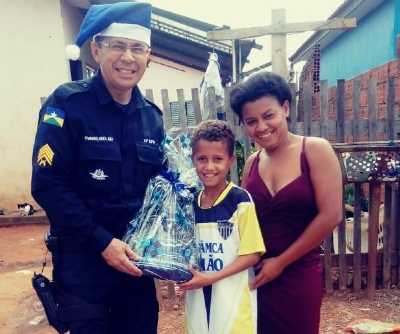 Polícia Militar do 10º Batalhão realiza sonhos de crianças em Rolim de Moura Polícia Militar do 10º Batalhão realiza sonhos de crianças em Rolim de Moura