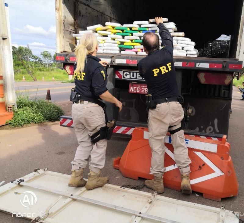 PRF apreende 71 quilos de cocaína e prende motorista de caminhão em Pimenta Bueno PRF apreende 71 quilos de cocaína e prende motorista de caminhão em Pimenta Bueno