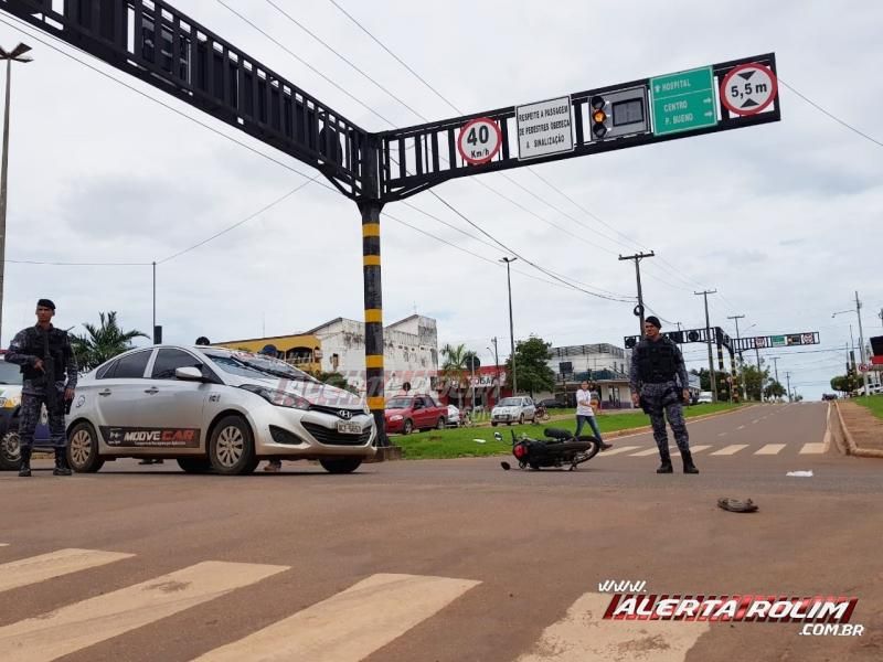 Rolim de Moura – Acidente envolvendo moto e carro de aplicativo resulta em uma pessoa ferida - Vídeo Rolim de Moura – Acidente envolvendo moto e carro de aplicativo resulta em uma pessoa ferida - Vídeo