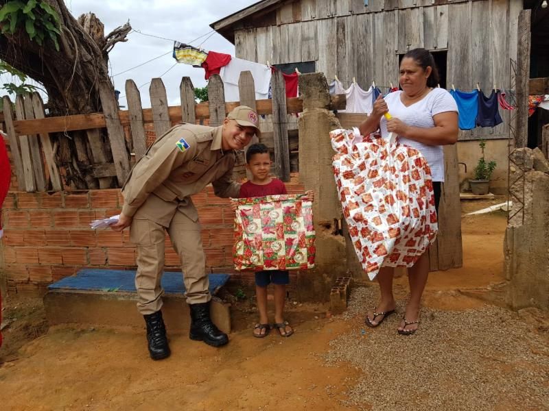 Rolim de Moura – Bombeiros realizam entregas de presentes e cestas básicas para crianças da cidade - Vídeo Rolim de Moura – Bombeiros realizam entregas de presentes e cestas básicas para crianças da cidade - Vídeo
