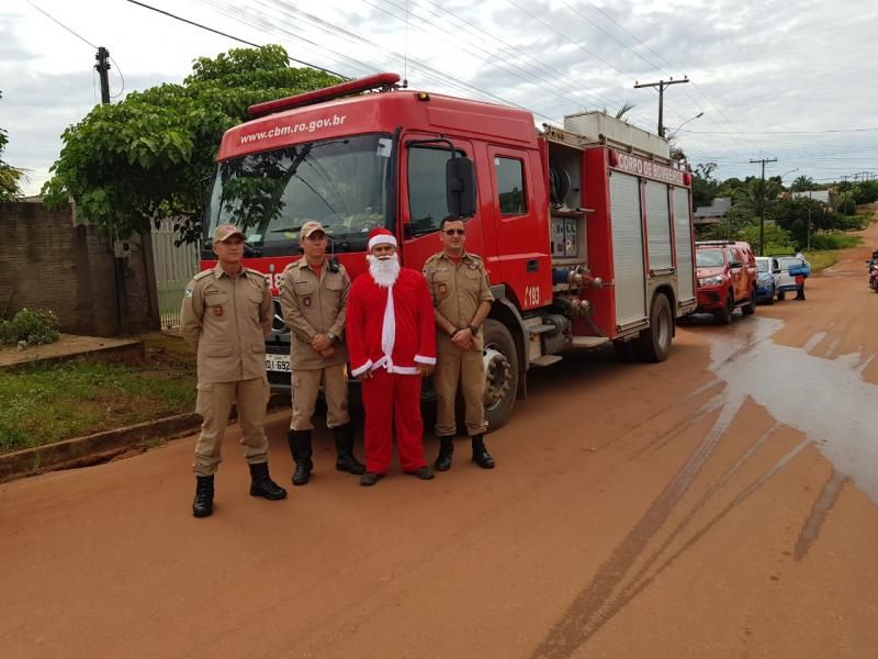 Rolim de Moura – Bombeiros realizam entregas de presentes e cestas básicas para crianças da cidade - Vídeo Rolim de Moura – Bombeiros realizam entregas de presentes e cestas básicas para crianças da cidade - Vídeo