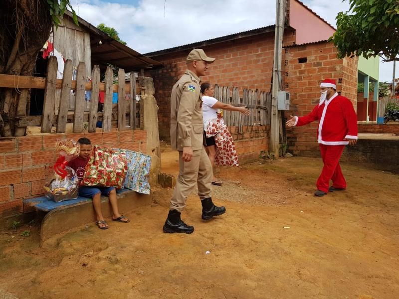 Rolim de Moura – Bombeiros realizam entregas de presentes e cestas básicas para crianças da cidade - Vídeo Rolim de Moura – Bombeiros realizam entregas de presentes e cestas básicas para crianças da cidade - Vídeo